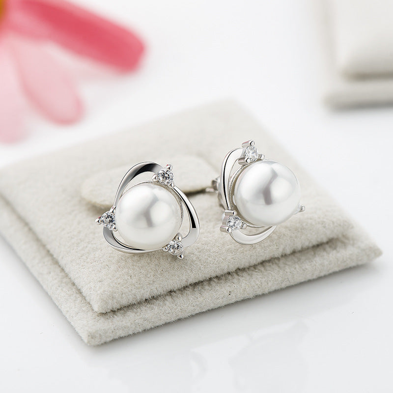 Triangle Round Shell Pearl Stud Earrings in Yellow Gold/White